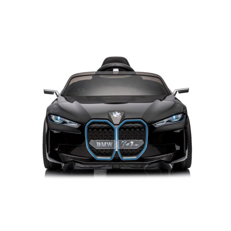 Crni BMW I4 na akumulator